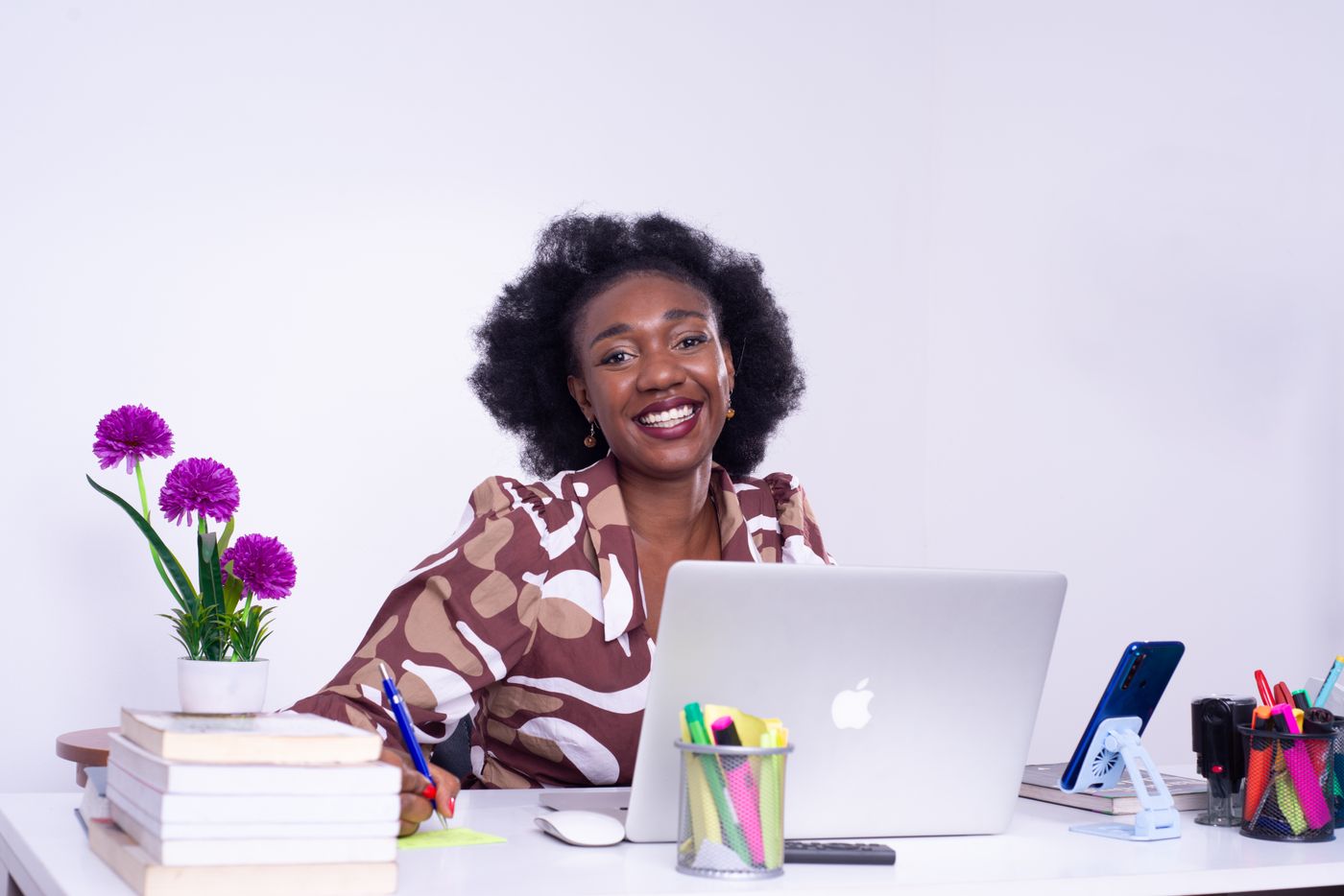 Professionnelle de la tech au travail dans un bureau