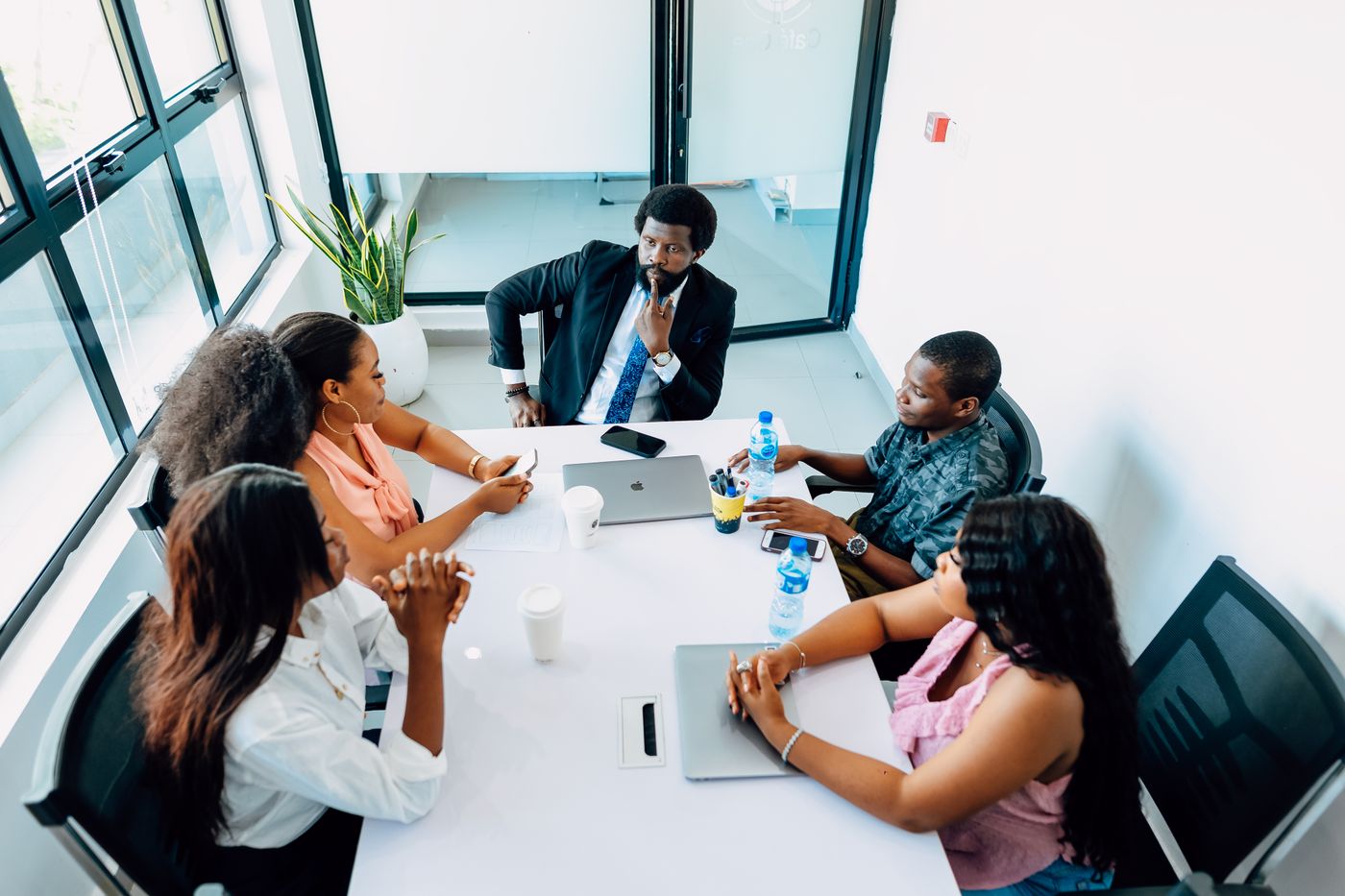 Équipe en réunion de travail dans un bureau moderne